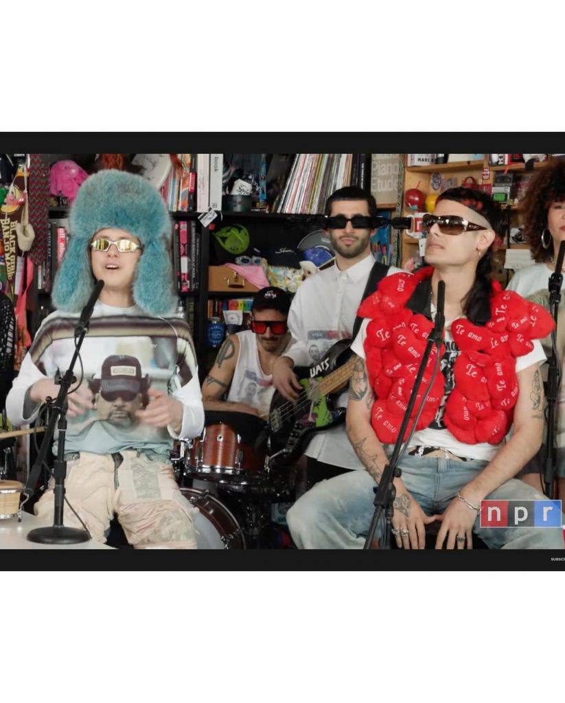 Ca7triel y Paco Amoroso (con el sombrero de Flor Tellado) en el Tiny Desk fenómeno de 2024. 