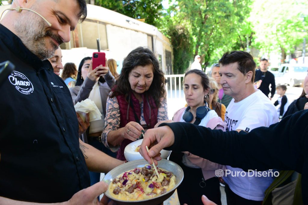 El chef Guillermo Perosio deleitó con su propuesta de gastronomía regional de innovación al público. 