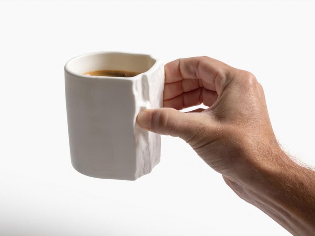 Pinch Hold Mug fue diseñada para desarrollar la fuerza de la mano al agarrar la taza