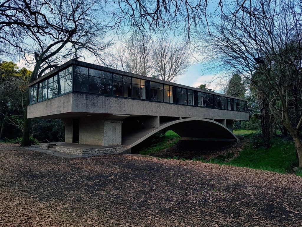 La Casa sobre el Arroyo, una de las obras icónicas del modernismo argentino, fue diseñada en 1943 por Amancio Williams y Delfina Gálvez Bunge. 