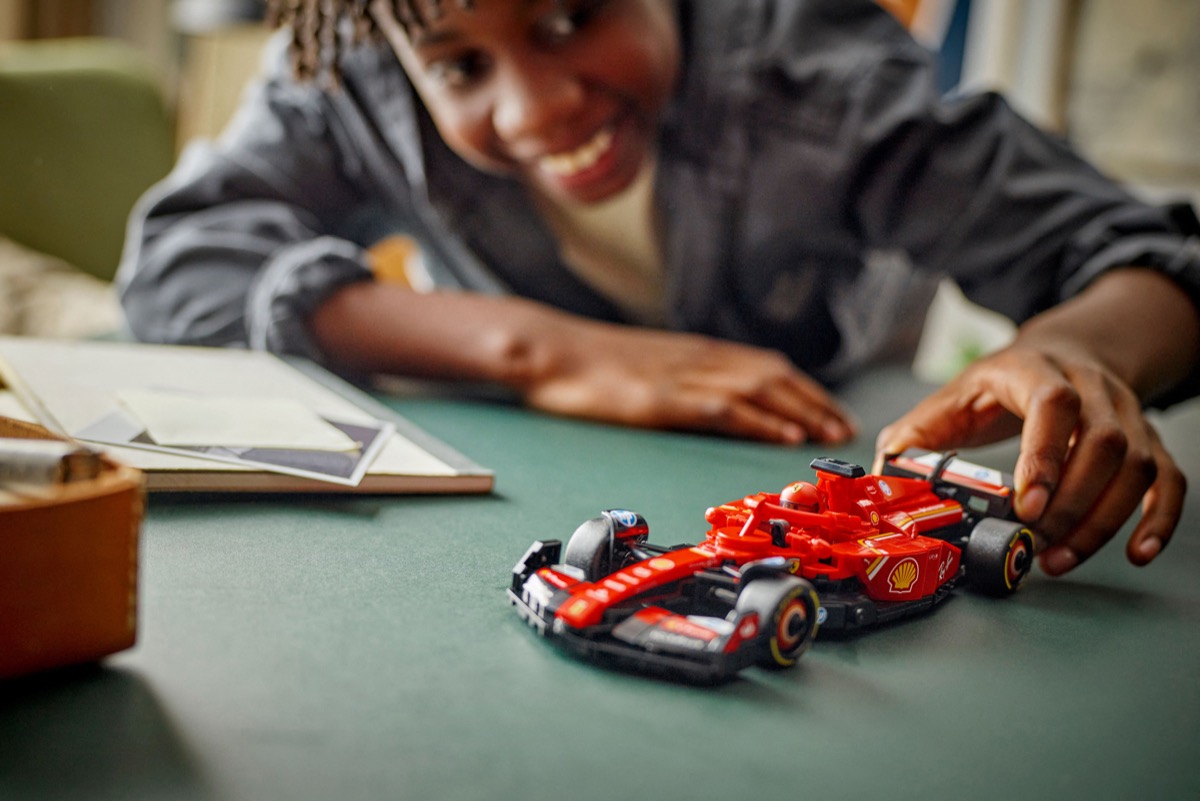 Una Ferrari hecha con bloques de Lego... El sueño de todo fanáticos de los bloques y las carreras. 