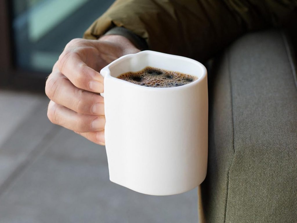 Pinch Hold Mug es una taza para tomar café o té hecha sin asa y con un diseño inspirado en la naturaleza.