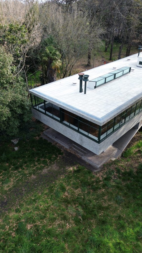 La Casa sobre el Arroyo se encontraba en un avanzado estado de deterioro que comprometía tanto su estructura como su integridad arquitectónica y cultural.