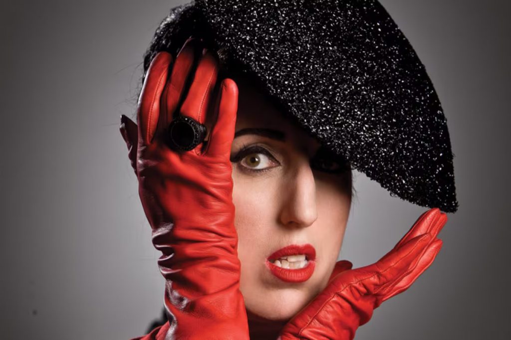 Rossy de Palma, una modelo única para los sombreros artesanales de Flor Tellado. 