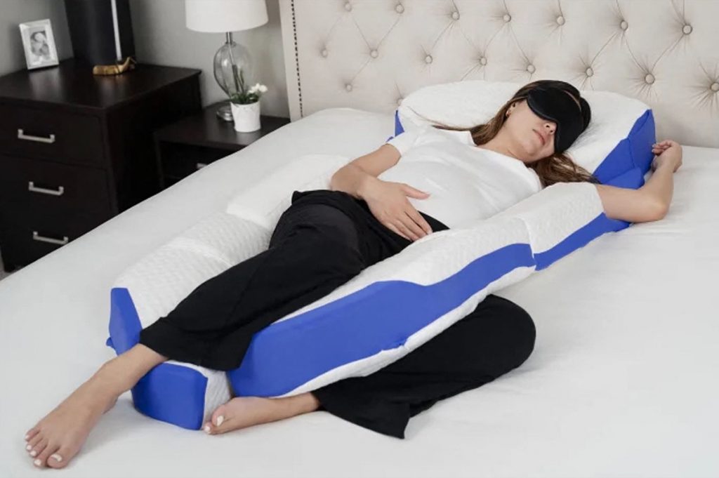 La almohada de seis piezas brinda apoyo a todo el cuerpo.