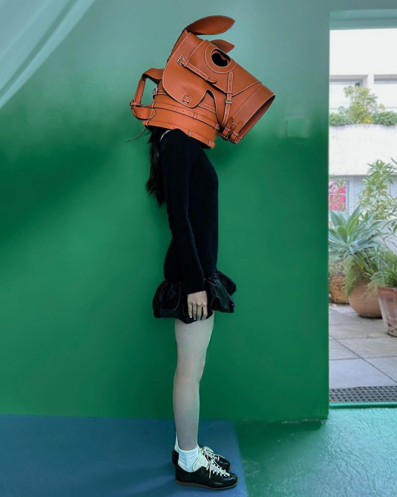 Producido por Hermès, “The Camail” es un accesorio de cuero diseñado por Chiyang Duan. 