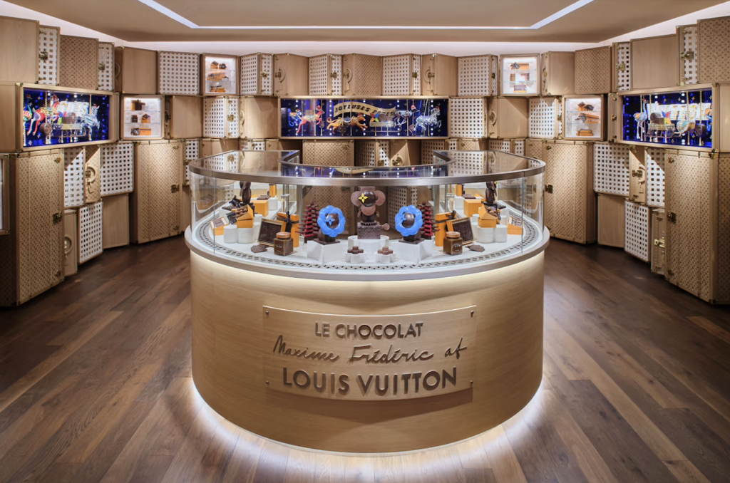 Cada planta de la tienda y café está dedicada a diferentes colecciones de Louis Vuitton. 