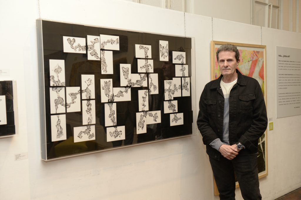 Ernesto Quaglia junto a su obra exhibida en la Sociedad Central de Arquitectos.