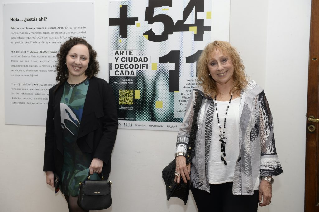 Tamara Quaglia, a cargo del diseño y comunicación de la muesta, y Clauda Koen, curadora de "+54 11: Arte y Ciudad Decodificada". 