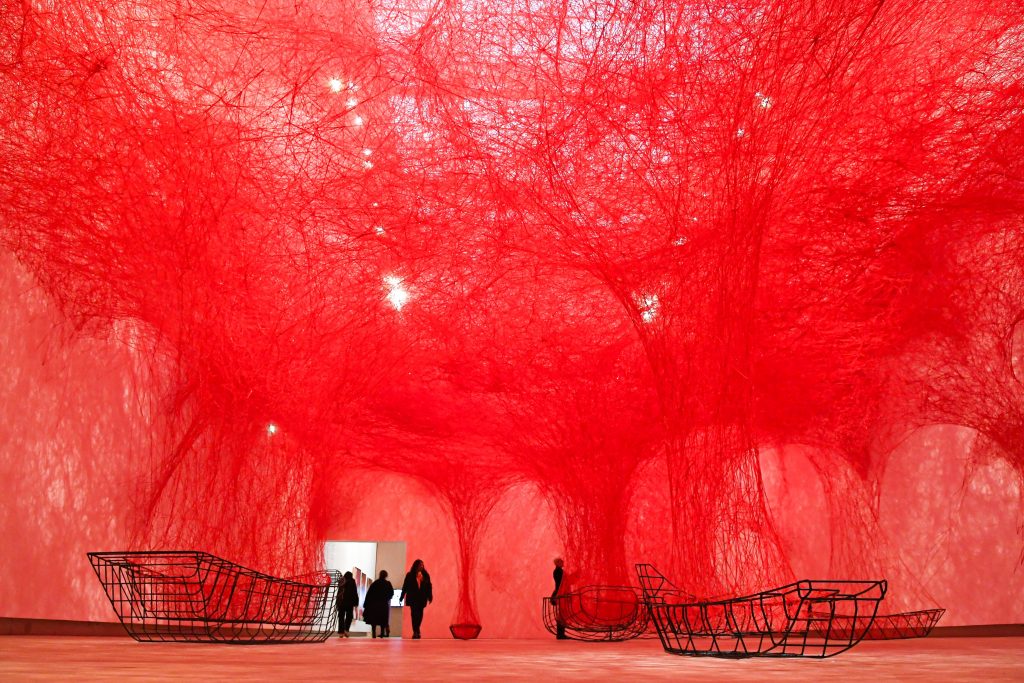 La muestra “The Soul Trembles” (El Alma Tiembla)de Chihary Shiota conmueve París. 