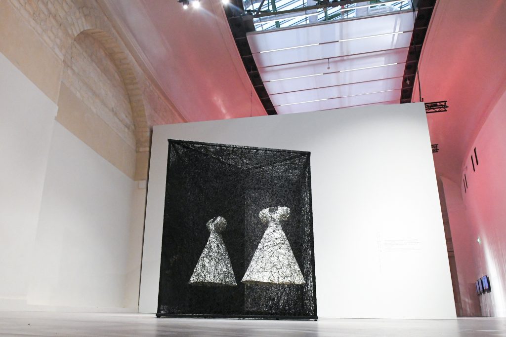 “The Soul Trembles” de Chiharu Shiota en el Gran Palais de París. 