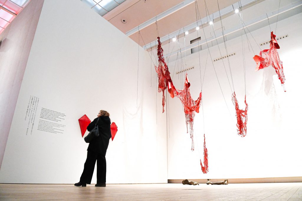 “The Soul Trembles” de Chiharu Shiota en el Gran Palais de París. 