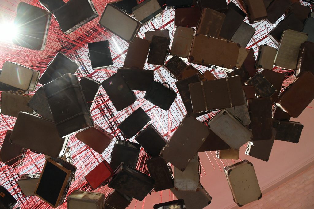 
Chiharu Shiota elige objetos cotidianos, como valijas, para atraparlos en un espacio extraordinario. 