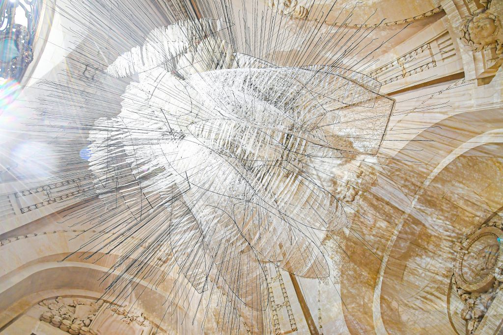 “The Soul Trembles” de Chiharu Shiota en el Gran Palais de París. 