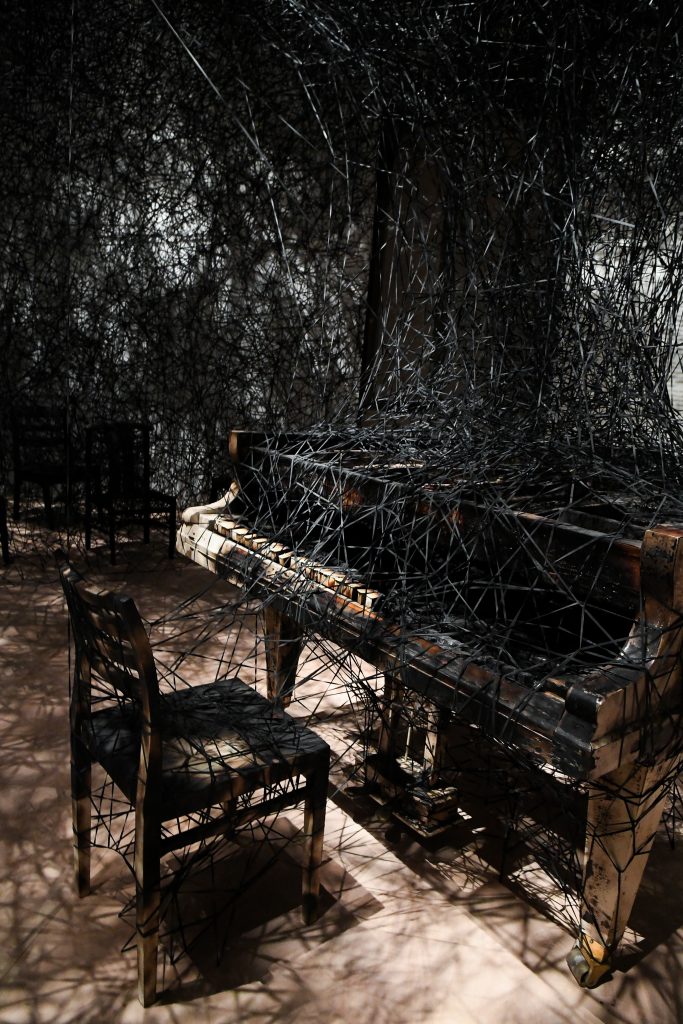 Real e irreal, sueño... y pesadilla. Así es la estremecedora obra de Chiharu Shiota que se exhibe en París. 