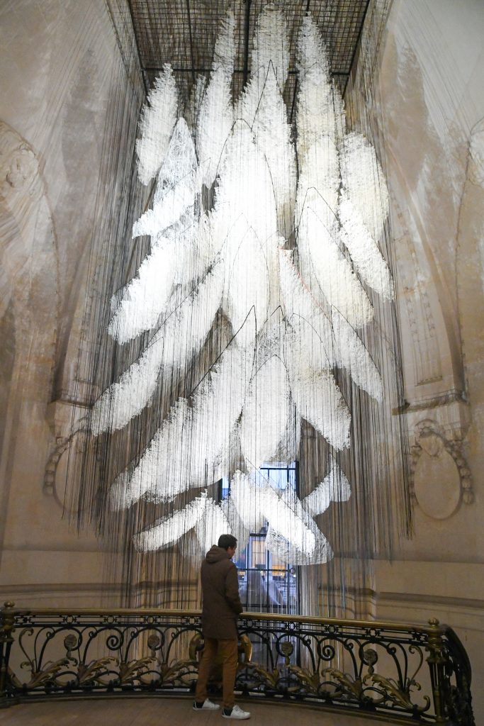 “The Soul Trembles” de Chiharu Shiota en el Gran Palais de París. 