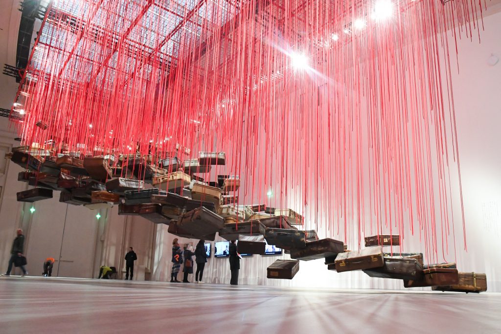 La red de hilados de lana de color rojo, una seña particular del arte de Chiharu Shiota. 