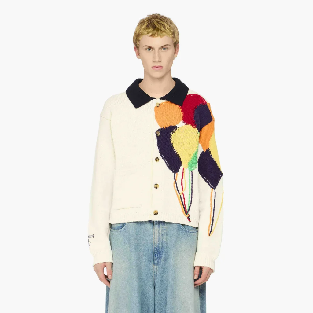 Pleasing x JW Anderson propone una moda alegre, lúdica y colorida. 