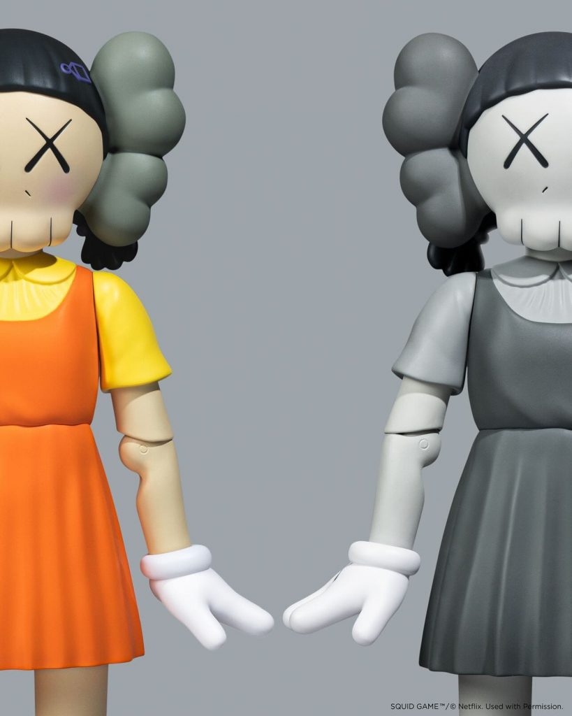 La muñeca Young-Hee x KAWS también estará disponible en una figura en blanco y negro. 