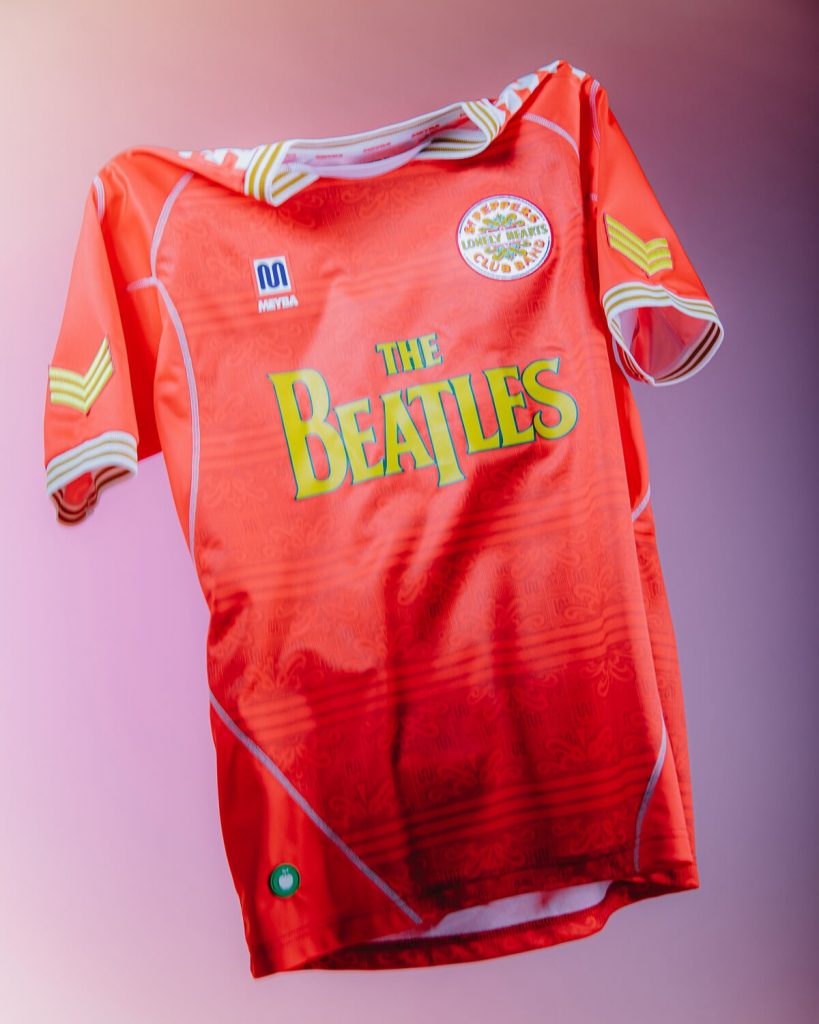 Parecen camisetas alternativas de equipos símbolo de la Premier League, pero es la camiseta Meyba x The Beatles. 