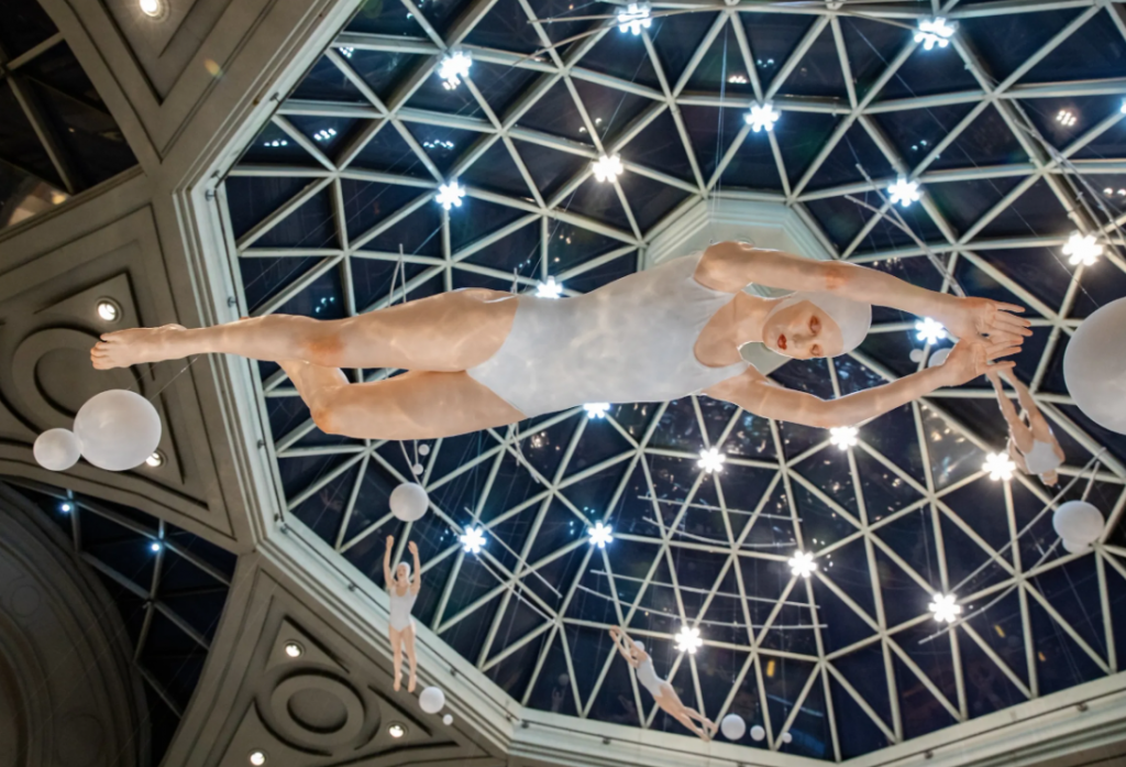 Detalle de "Nadadoras", la instalación de Renata Schussheim en el Centro Cultural Borges, en 2023. 