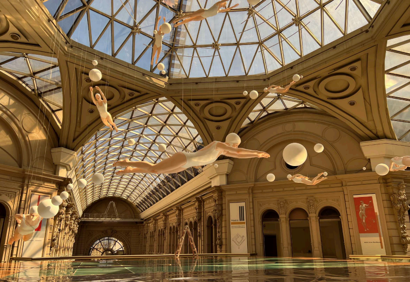 Los poéticos objetos escultóricos de Renata Schussheim en el cielo del Centro Cultural Borges. 