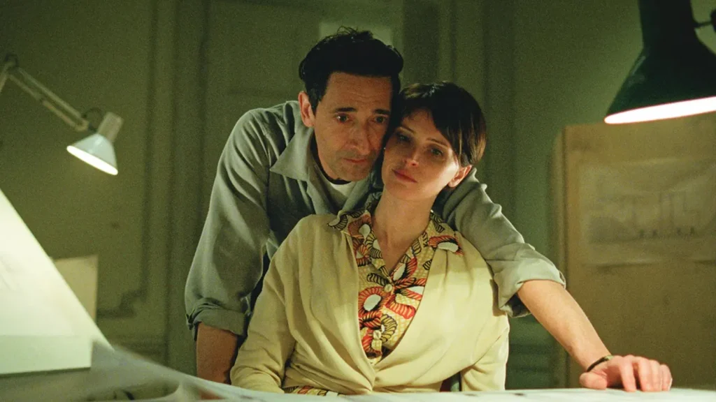 “The Brutalist” cuenta la historia del arquitecto húngaro Lazlo Toth (Adrien Brody) y su esposa (Felicity Jones). 