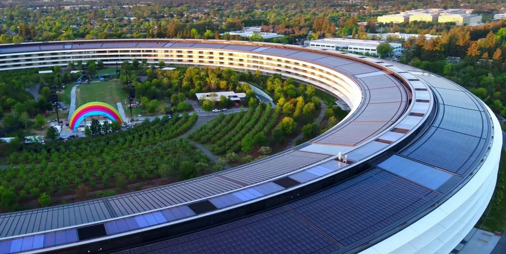 13.000 personas trabajan a diario en Apple Park, Cupertino, California. 