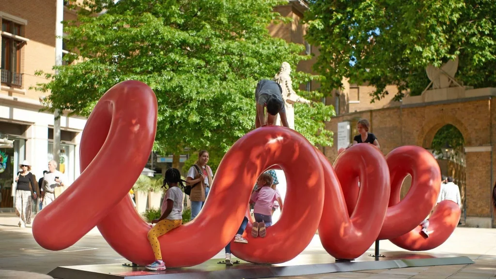 El desafío es pararse en el lugar exacto para que la obra “Love Continuum” de Yoni Alter revele la palabra LOVE.