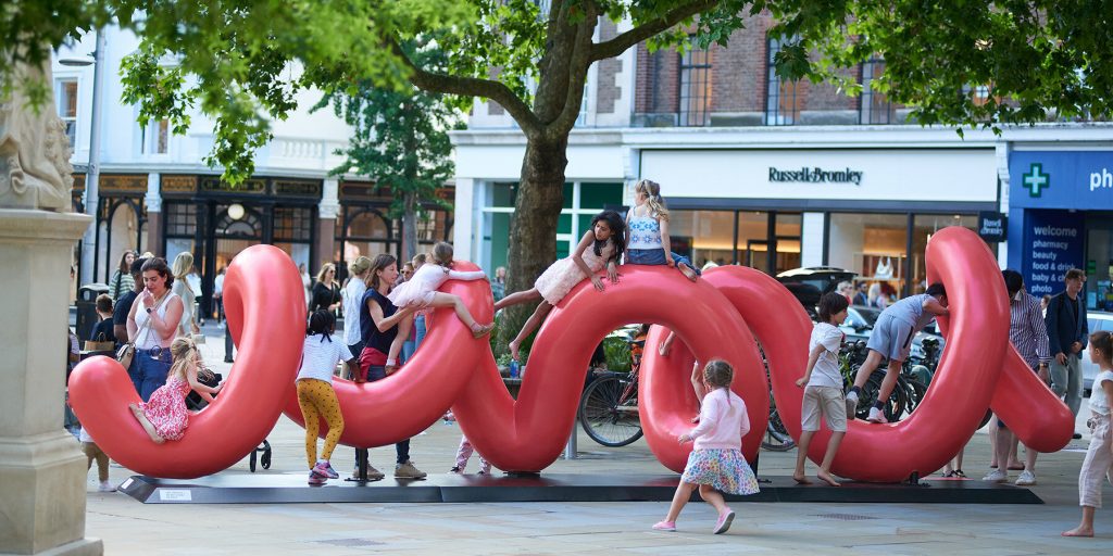 Los chicos ¡aman! la escultura interactiva “Love Continuum”. 