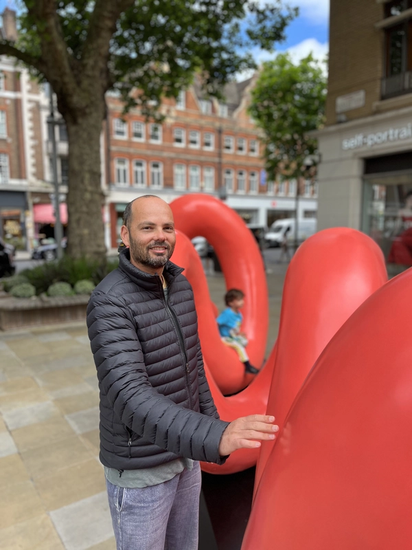 El artista Yoni Alter con su escultura "love". 