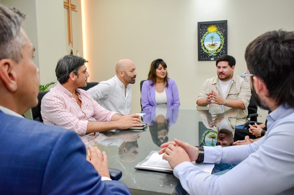 El encuentro de Feria Puro Diseño con autoridades provinciales en la Casa de Gobierno del Chaco. 