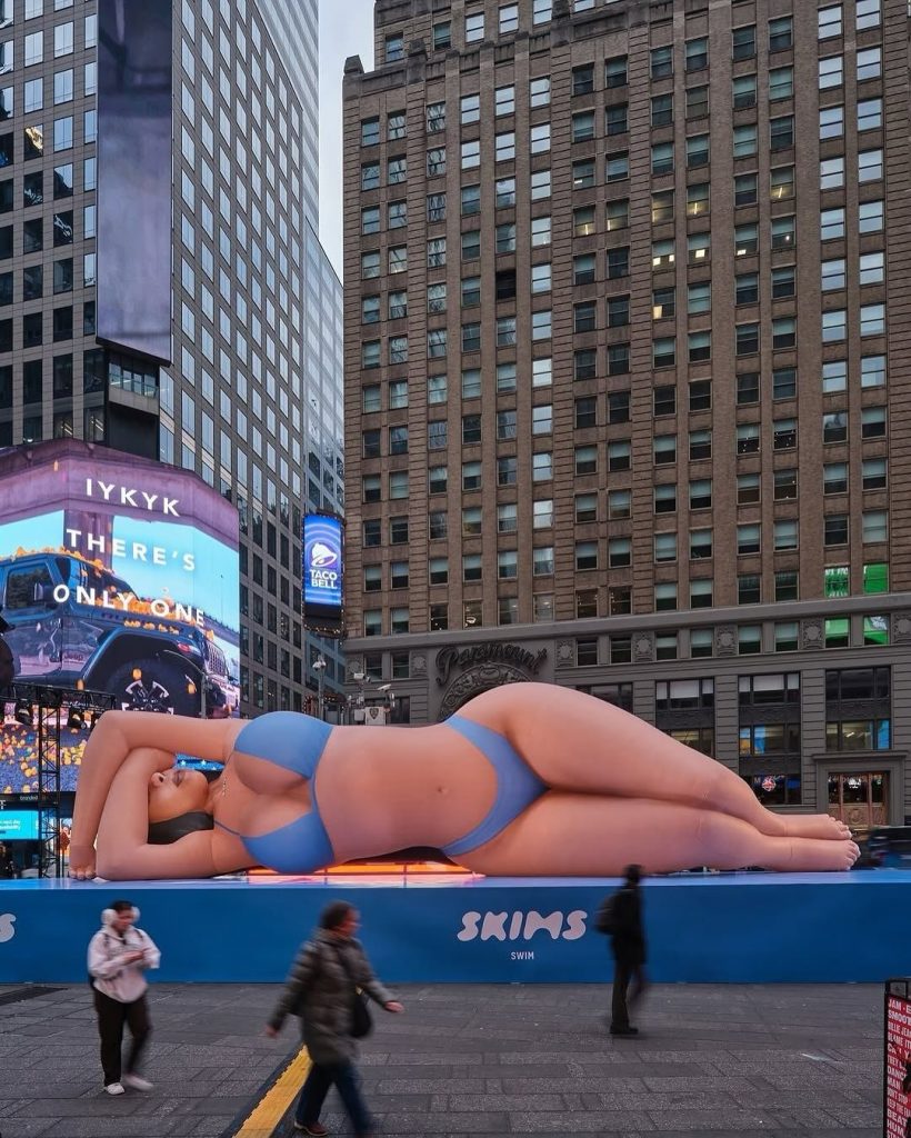 La inmensa figura de Kim Kardashian en Nueva York mide 18 metros de largo. 