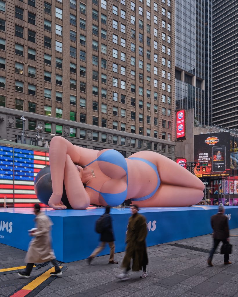 La figura inflable de Kim Kardashian copó la icónica escenografía urbana de Time Square.