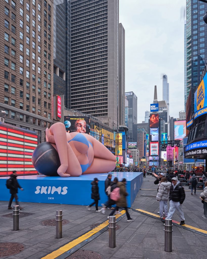 La mega muñeca inflable de Kim Kardshian diseñada por Amy Kule intervino la icónica postal de Nueva York. 