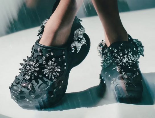 Crocs y Swarovski lanzan el calzado más cómodo y brillante de 2025