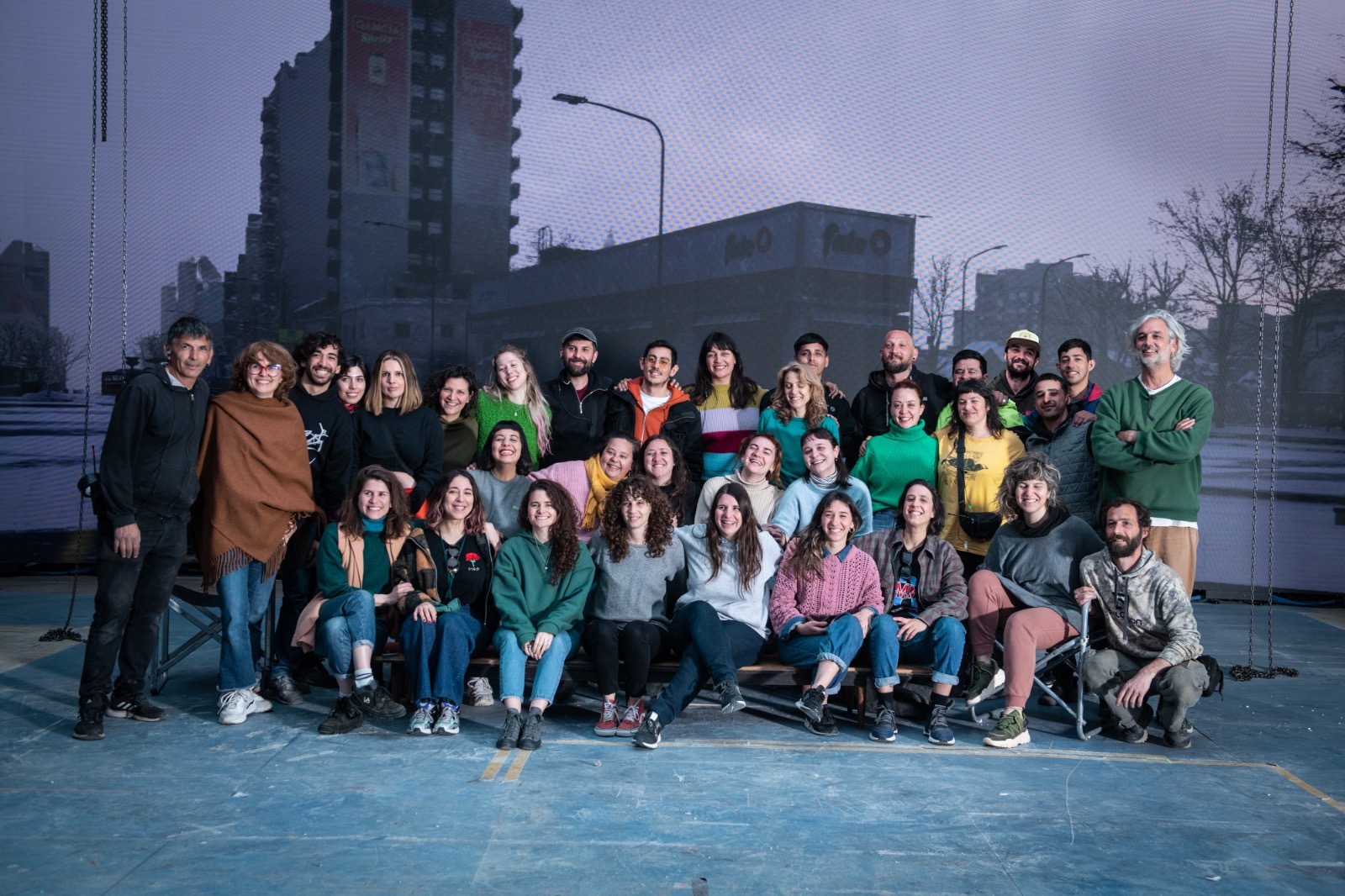 La foto grupal que refleja el espíritu del trabajo "colaborativo y colectivo" de María Battaglia y Julián Romera.