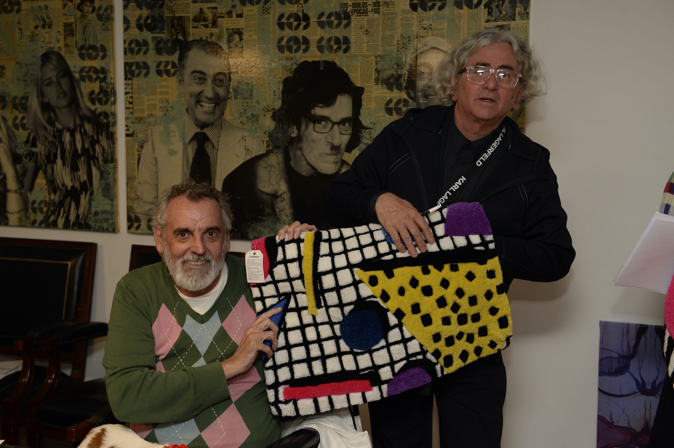 Benito Fernández y Julio Oropel exhiben uno de los objetos de diseño de la segunda curaduría.