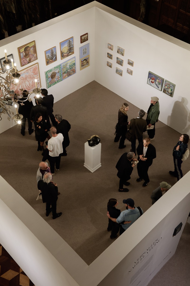 La exposición “Versalles” es una intervención espacial de un edificio icónico del circuito del arte de la Ciudad de Buenos Aires.