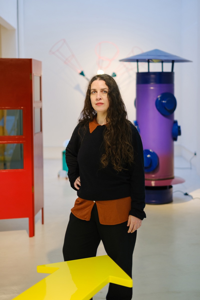 La artista argentina Irina Kirchuk inauguró “Arte—facto” en Satsch Gallery. Foto: Agustín Dagurke.