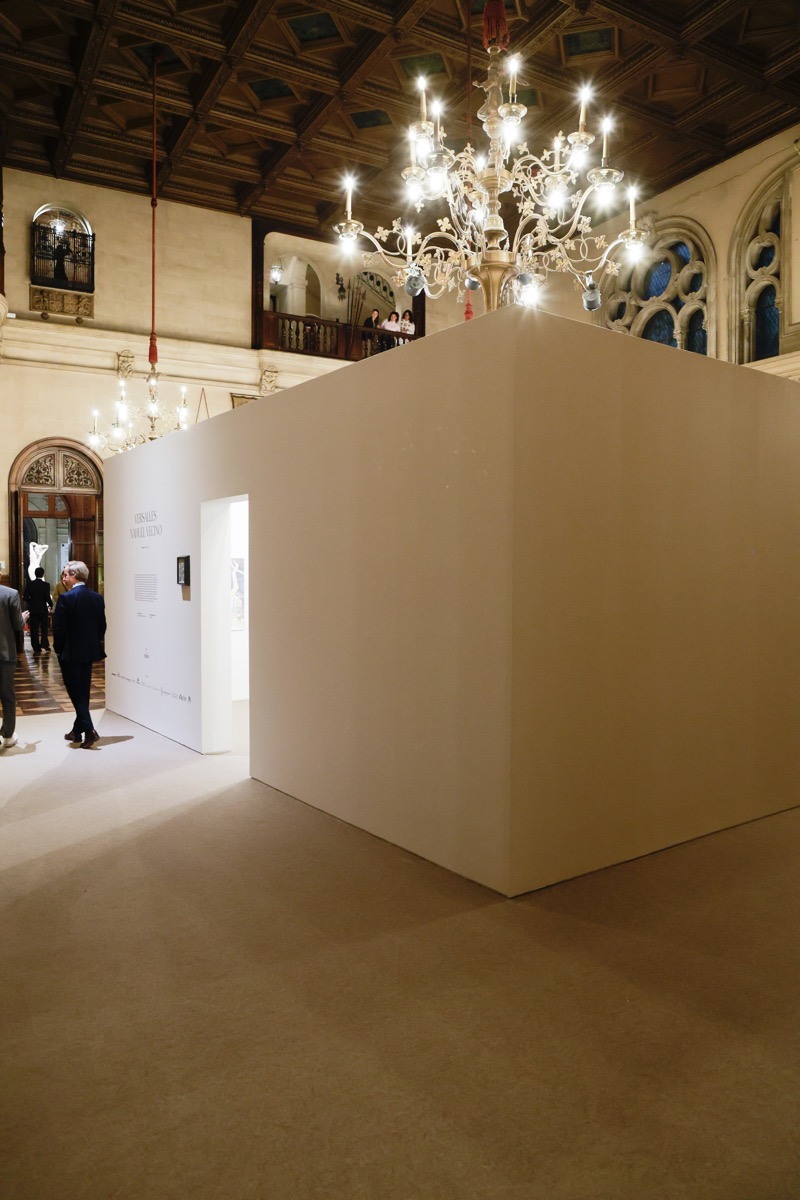 Un misterioso cubo da la bienvenida al visitante de la muestra de Nahuel Vecino.