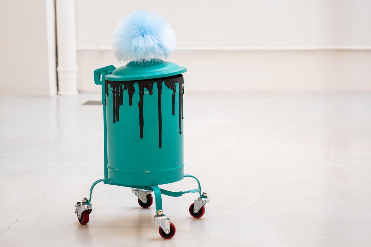 El pequeño tacho de basura “arturito” de Irina Kirchuk, la mascota de "Arte-facto".