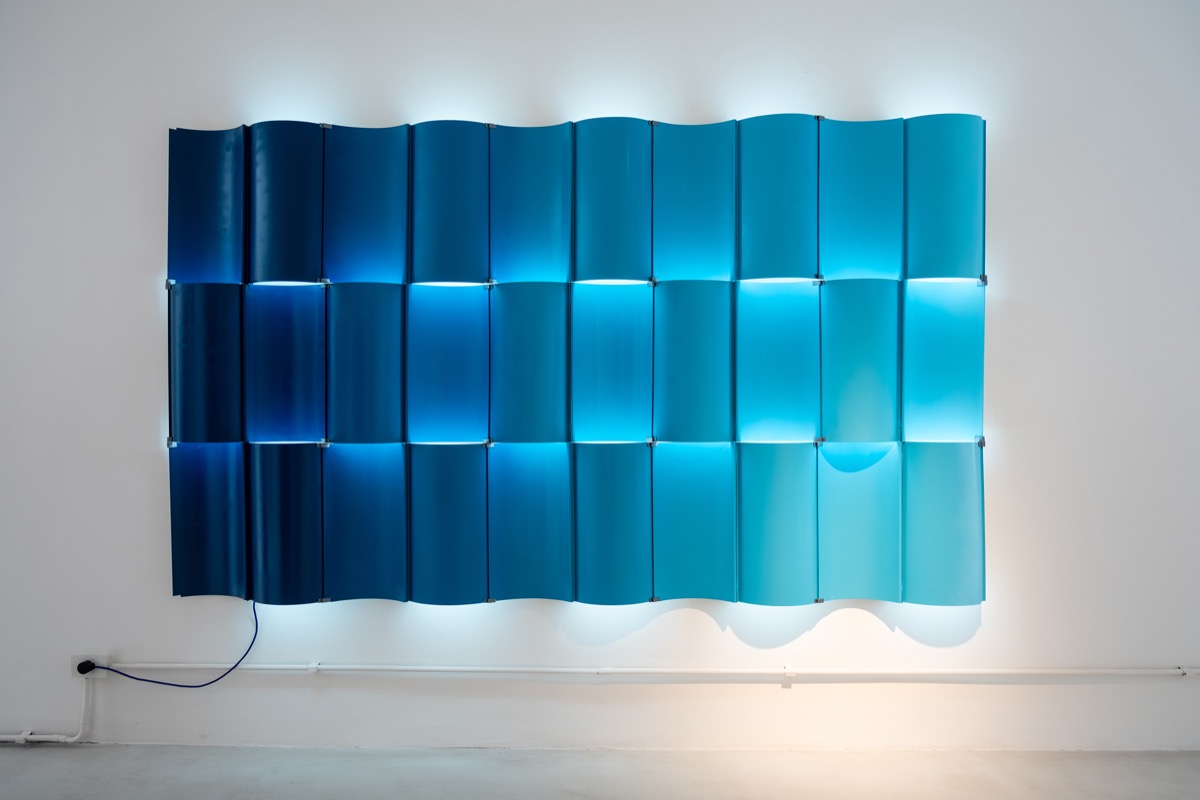 El fabuloso mural de Irina Kirchuk reproduce las ondas marítimas y su degración de tonalidades.