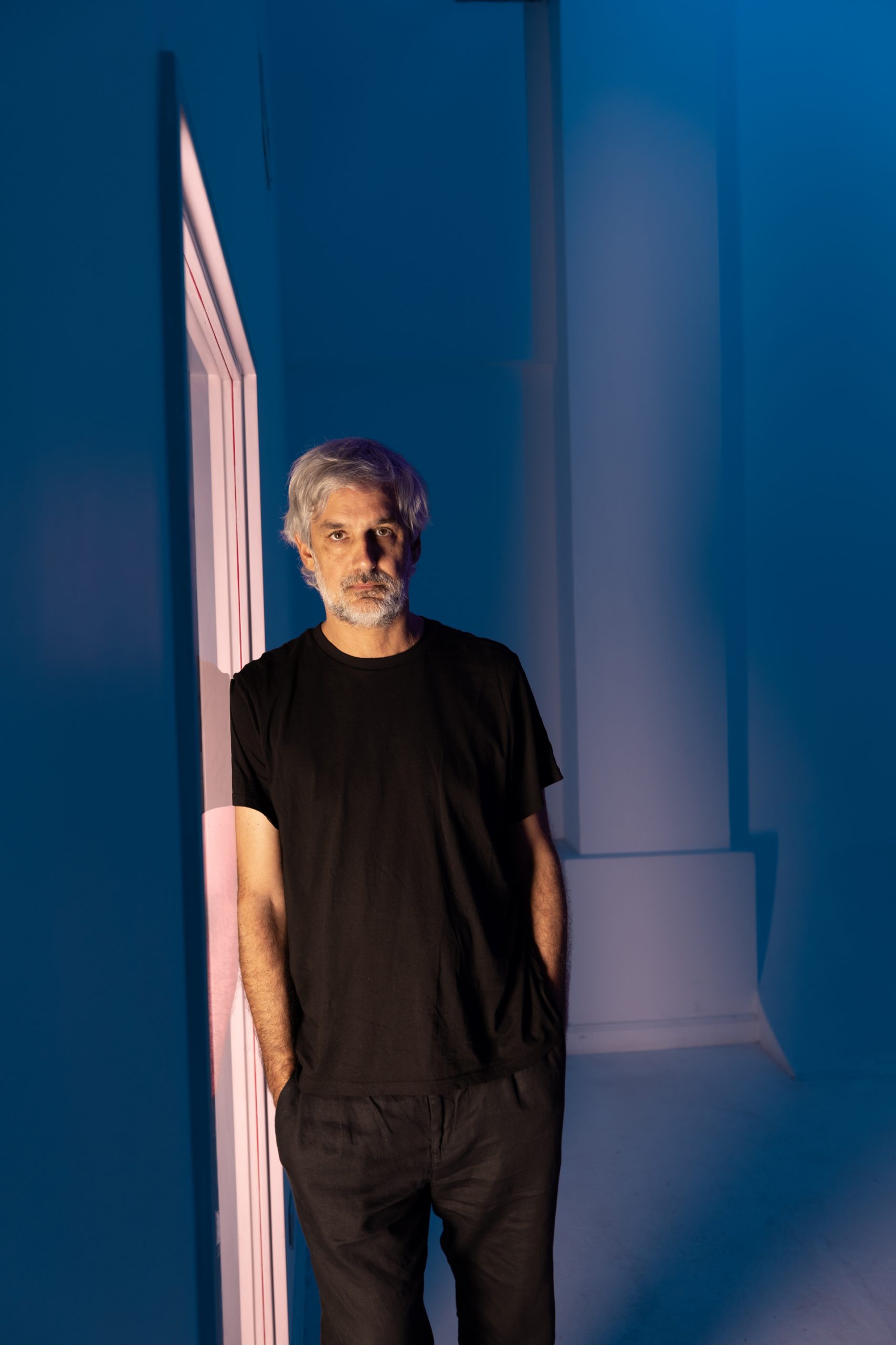 Julián Romera estudió Diseño Industrial en la UBA, y trabaja como Director de Arte en publicidad y cine.