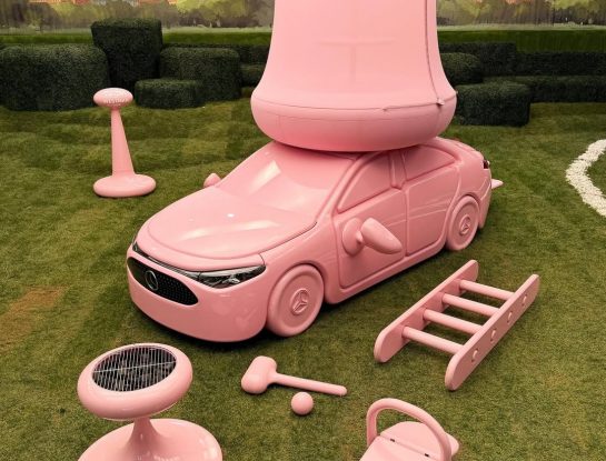 Gustaf Westman reimagina el Mercedes CLA: diseño en rosa, glamping y ¡arte sobre ruedas!