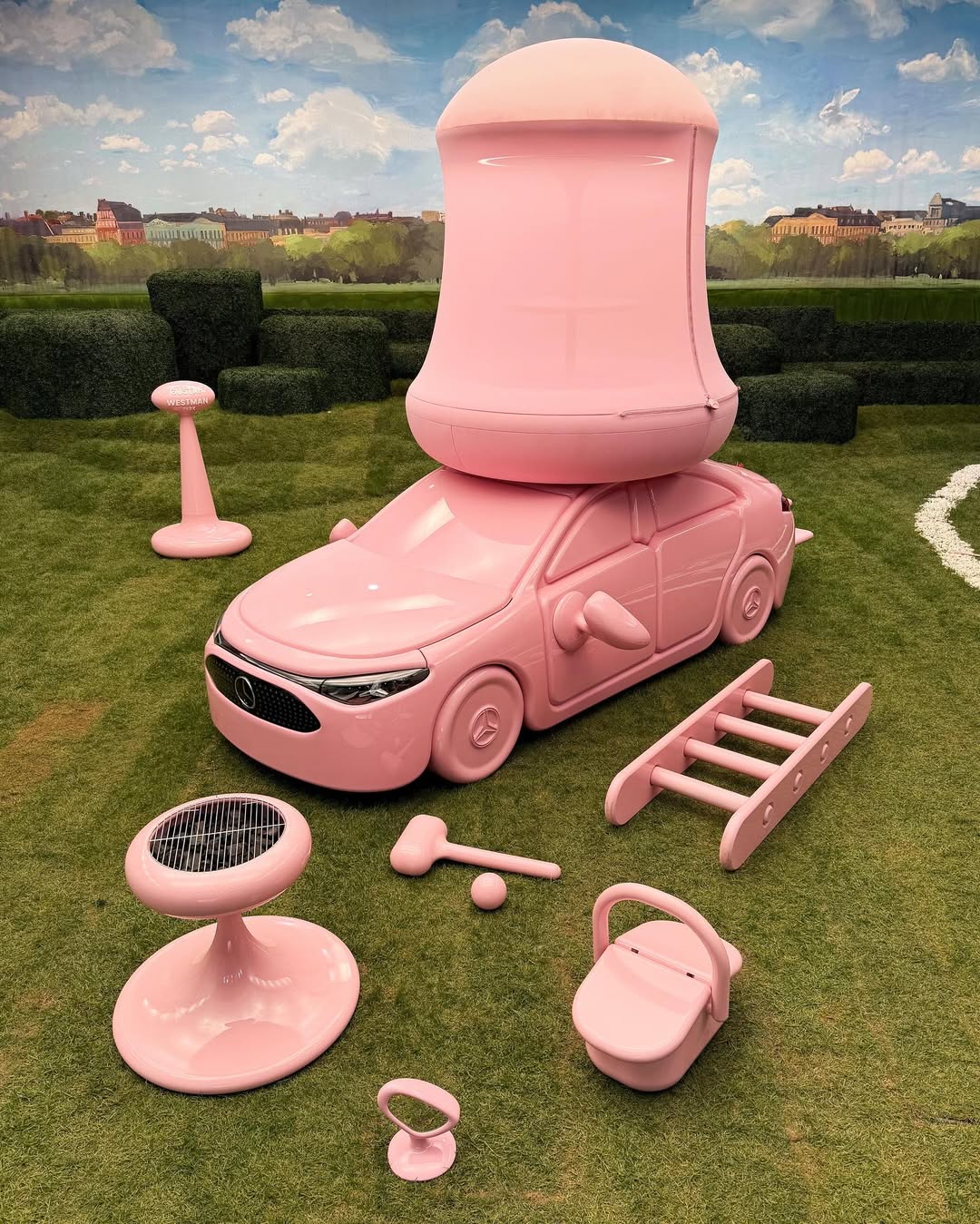 El Mercedes de Gustaf Westman tiene una tienda domo montada en el techo y ¡un mega kit de accesorios de glamping en rosa alrededor!