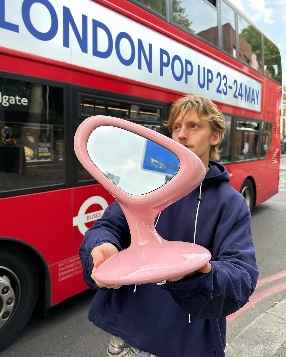 El diseñador sueco Gustaf Westman y su espejo ondulado fetiche del diseño contemporáneo.
