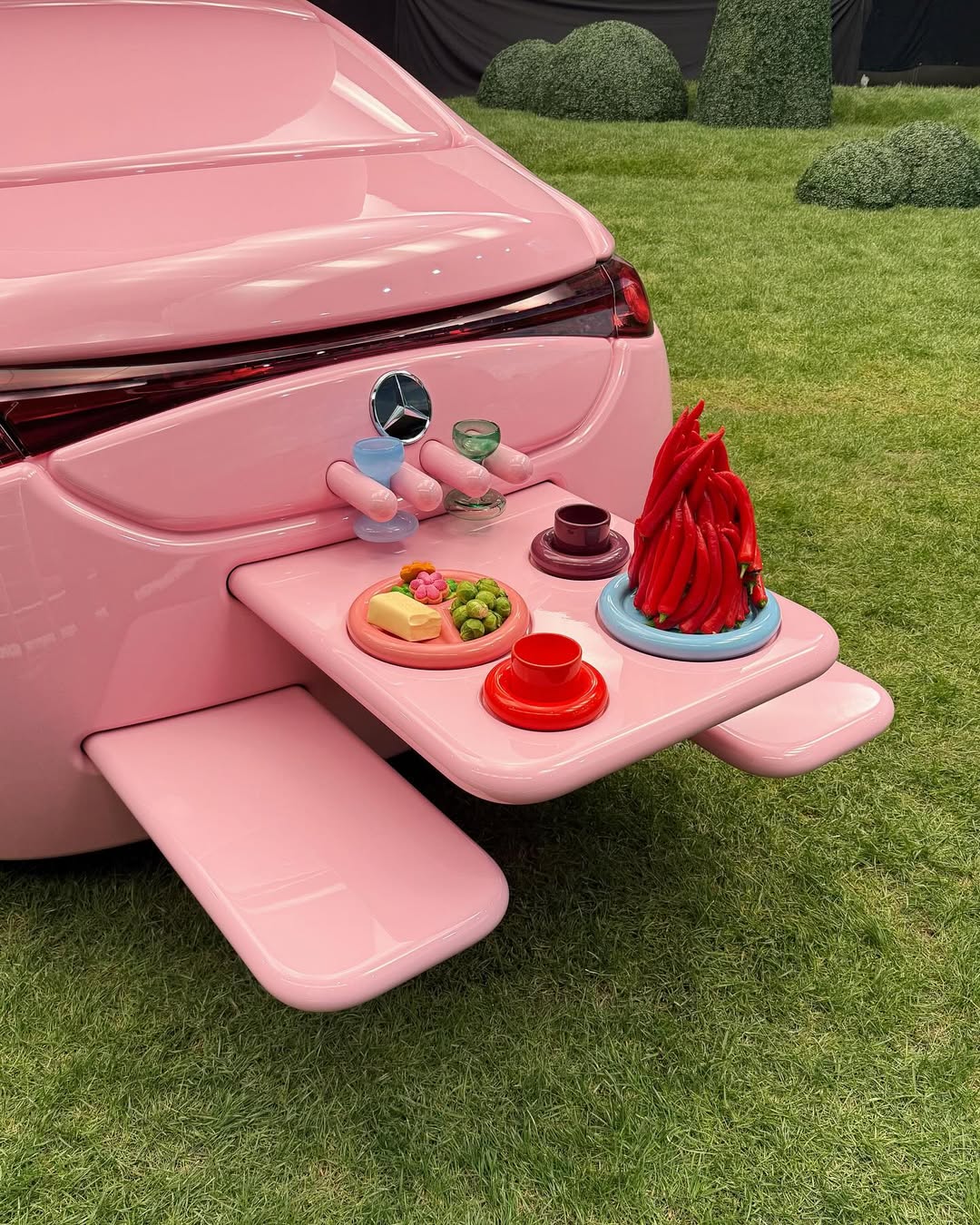 El picnic alrededor del Mercedes CLA rosa de Gustaf Westman es viral 2025.