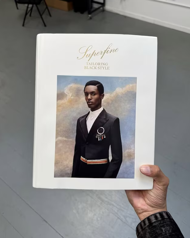 El dress code “Tailored for You” es un guiño directo al enfoque en la moda masculina.