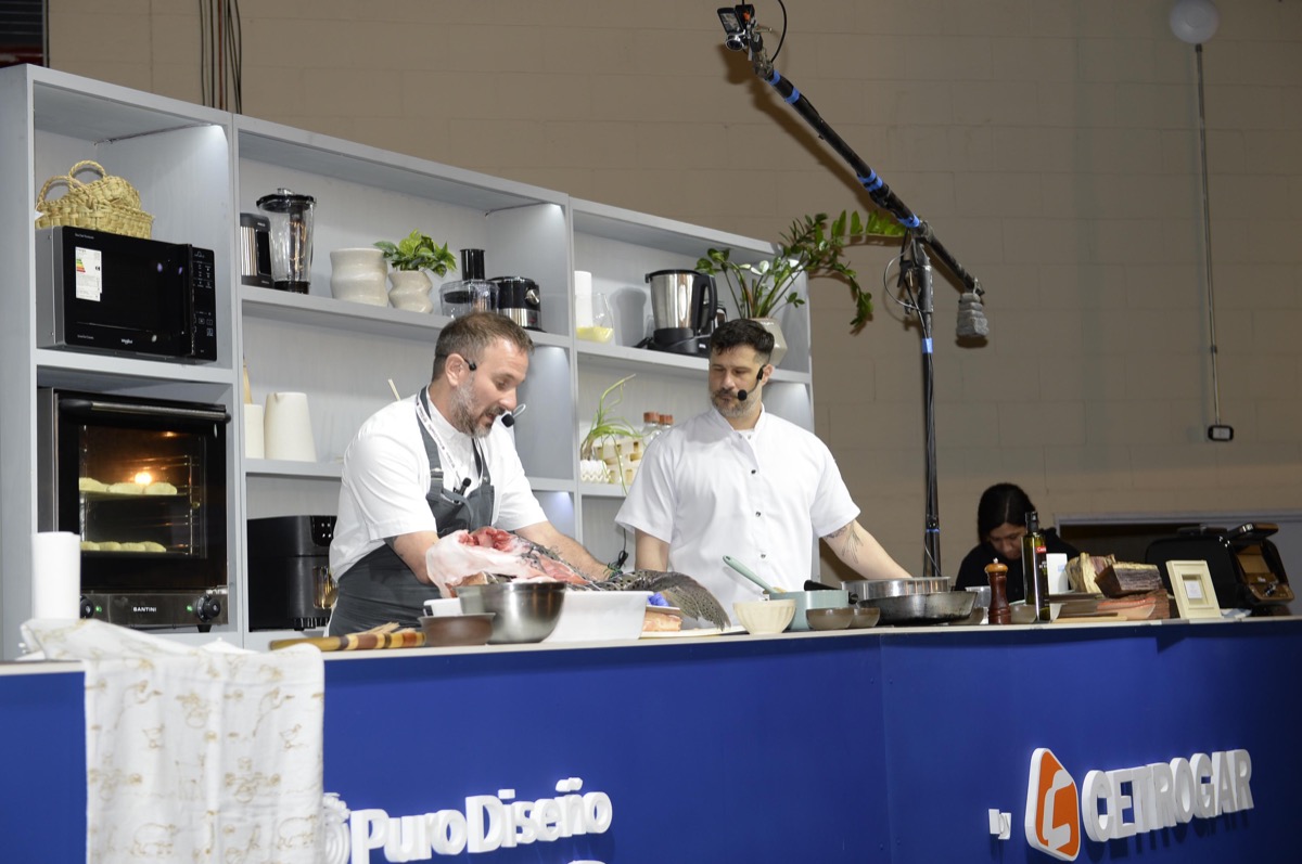 La lección sobre pesca del río por el "maestro" Martín Menéndez en la súper cocina de Puro Diseño Raíces Chaco. 
